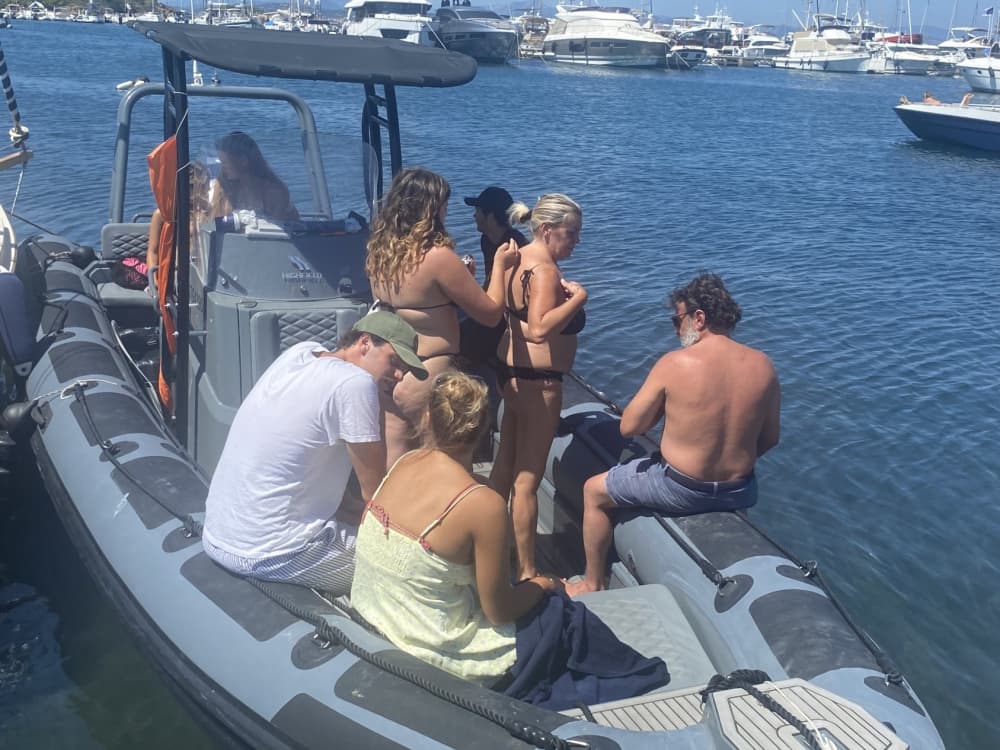 Découvrez Le Lavandou : une journée entière de soleil sur un bateau à moteur