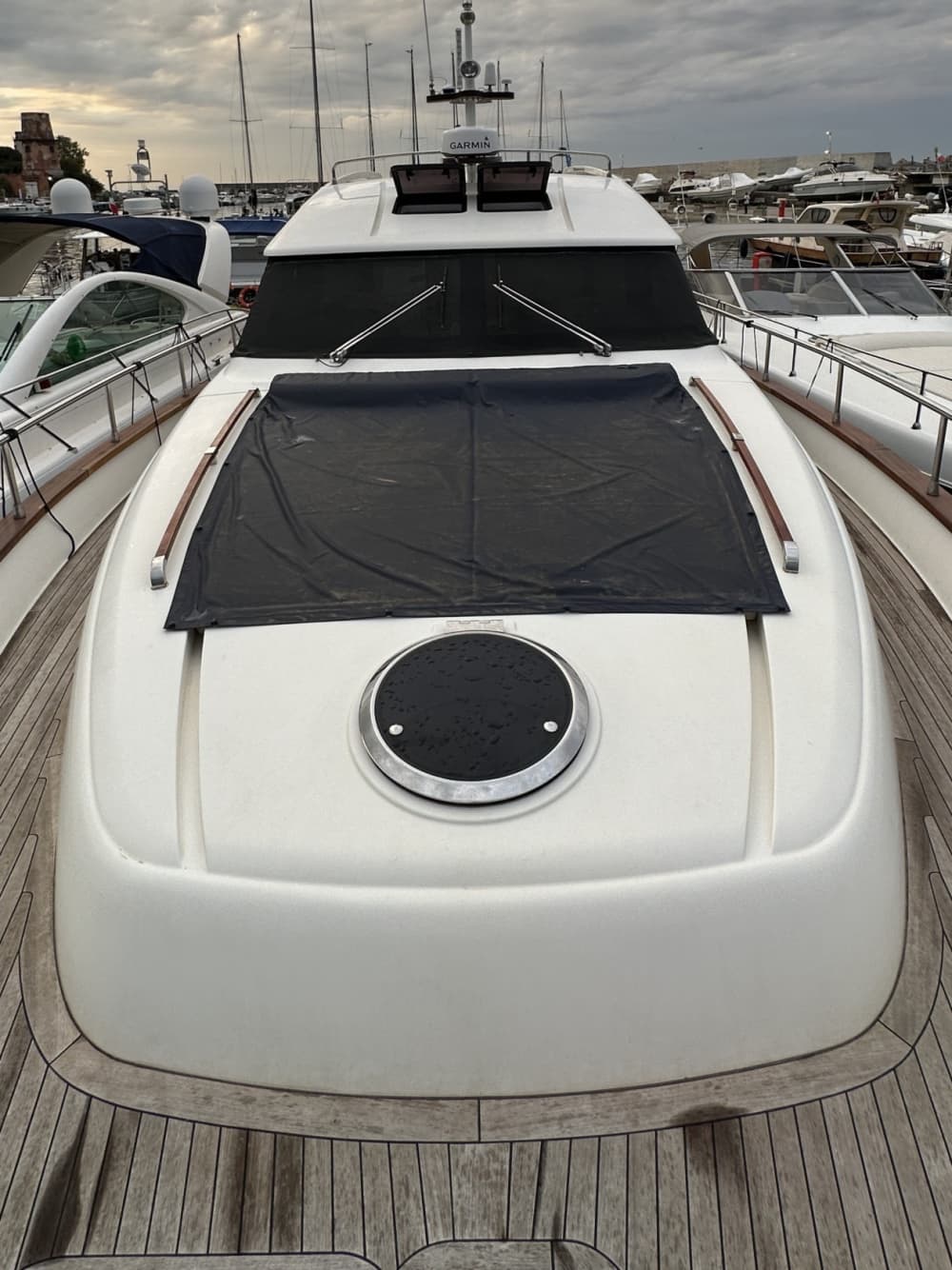 Huur een motorboot voor 3,5 uur plezier.