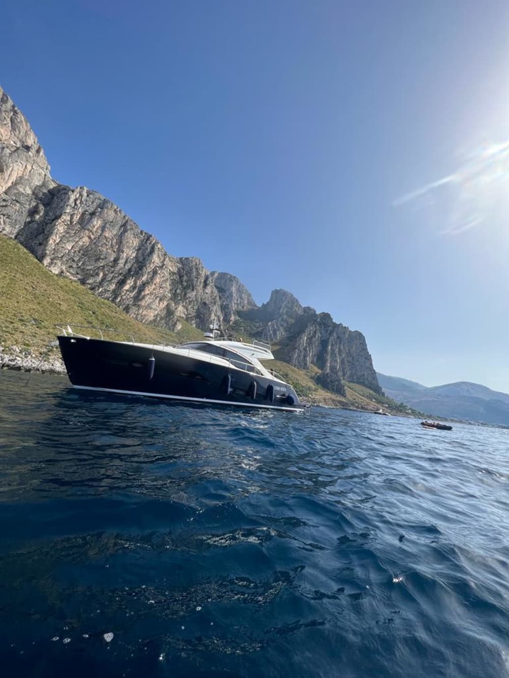 Huur een motorboot voor 3,5 uur plezier.