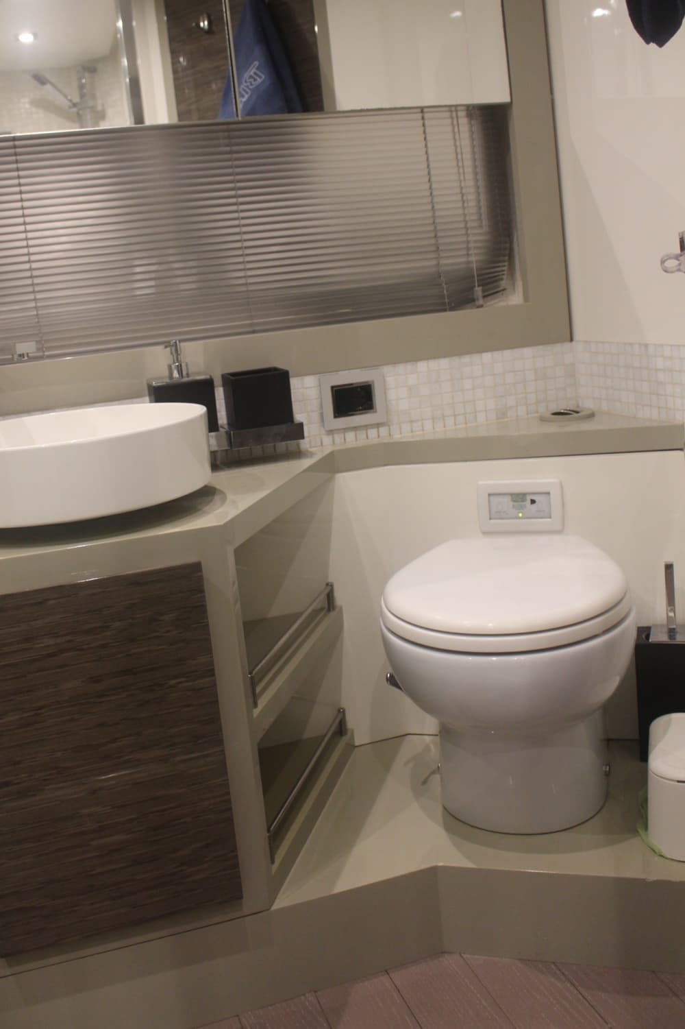 Huur een motorboot voor 3,5 uur plezier.