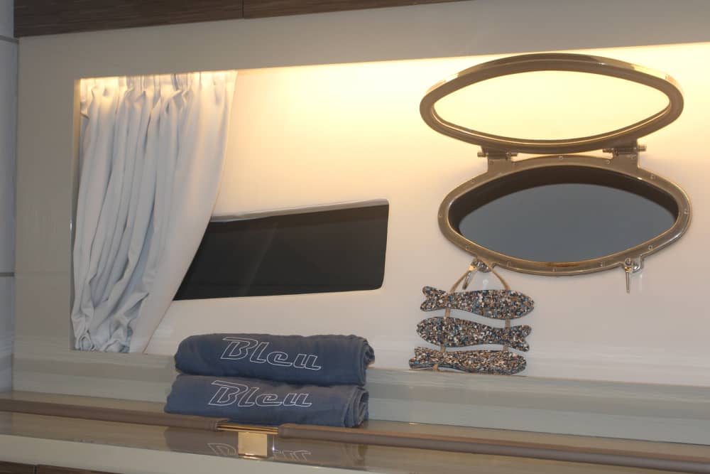 Huur een motorboot voor 3,5 uur plezier.