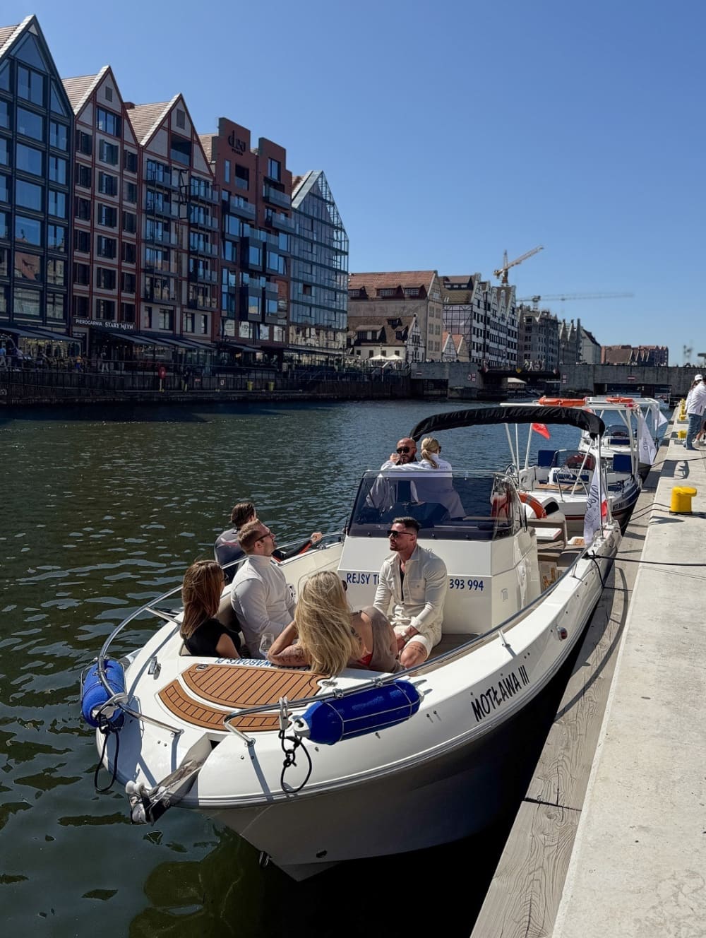 Jeden Moment genießen: Ein sonniger Tag rund um Danzig auf einem Motorboot