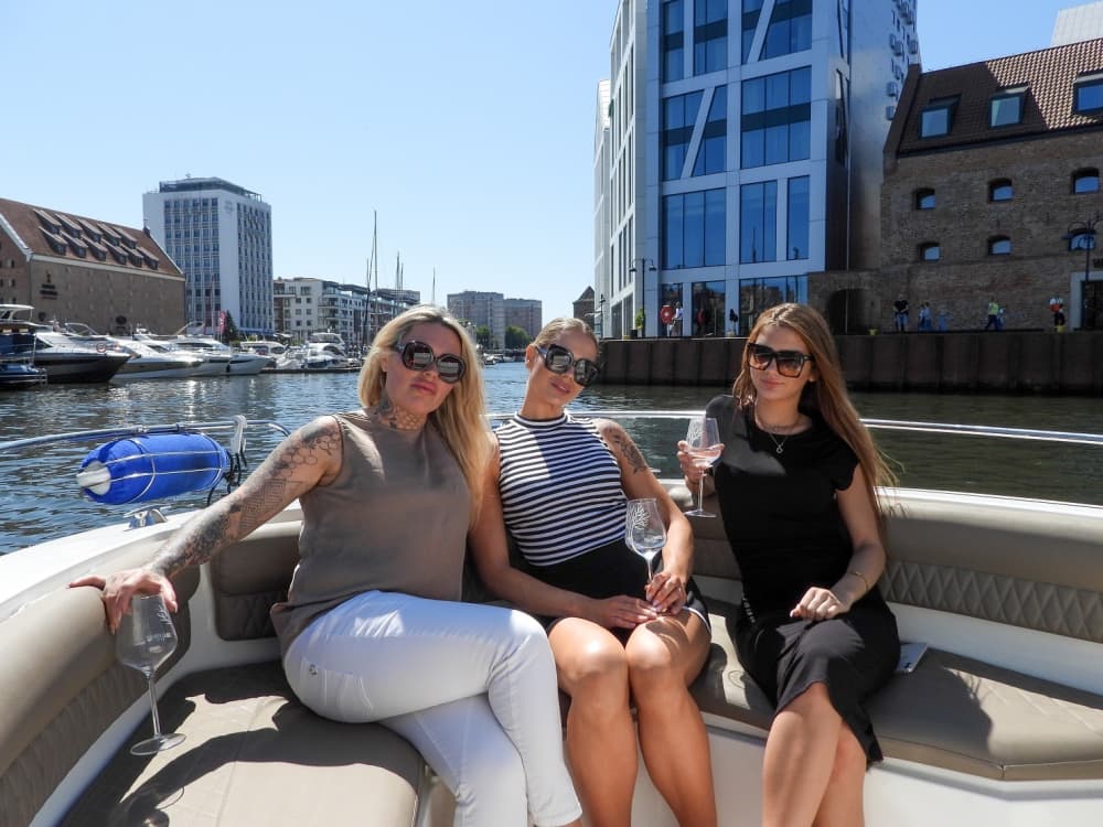 Jeden Moment genießen: Ein sonniger Tag rund um Danzig auf einem Motorboot