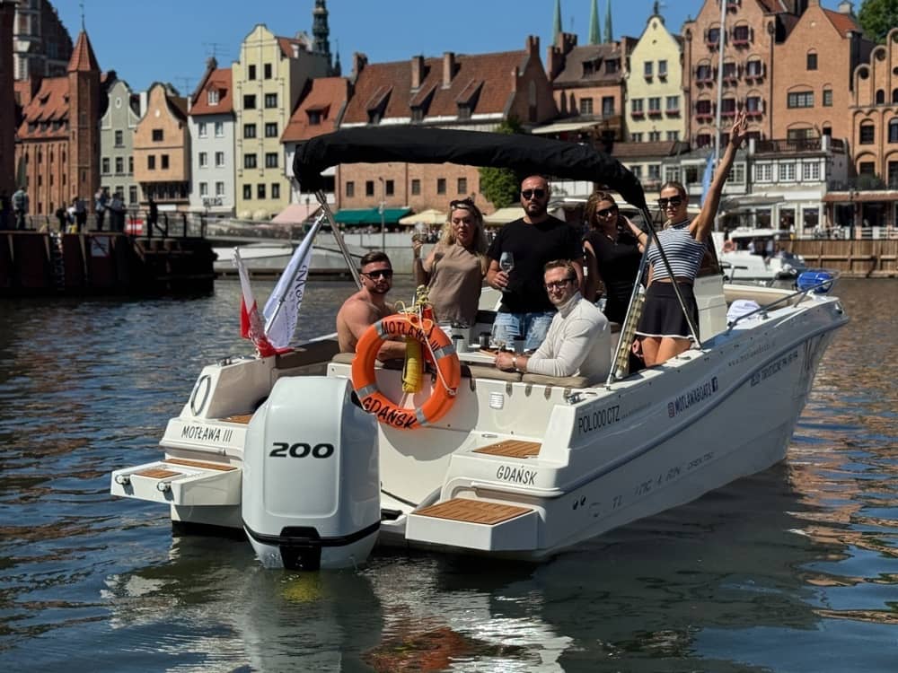 Jeden Moment genießen: Ein sonniger Tag rund um Danzig auf einem Motorboot