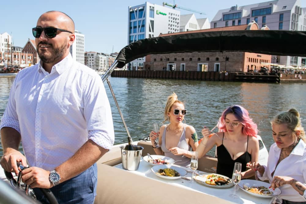 Jeden Moment genießen: Ein sonniger Tag rund um Danzig auf einem Motorboot