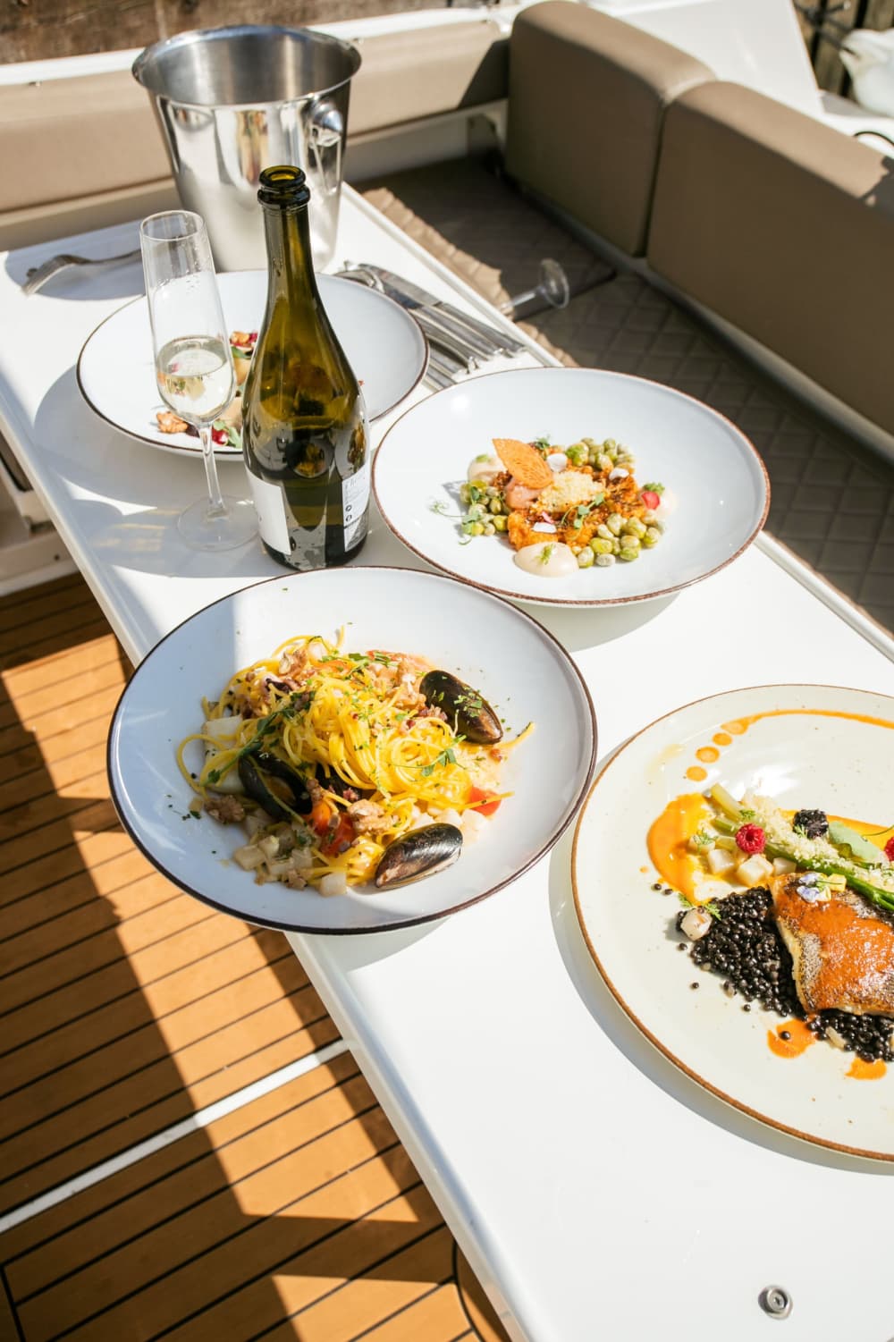 Jeden Moment genießen: Ein sonniger Tag rund um Danzig auf einem Motorboot