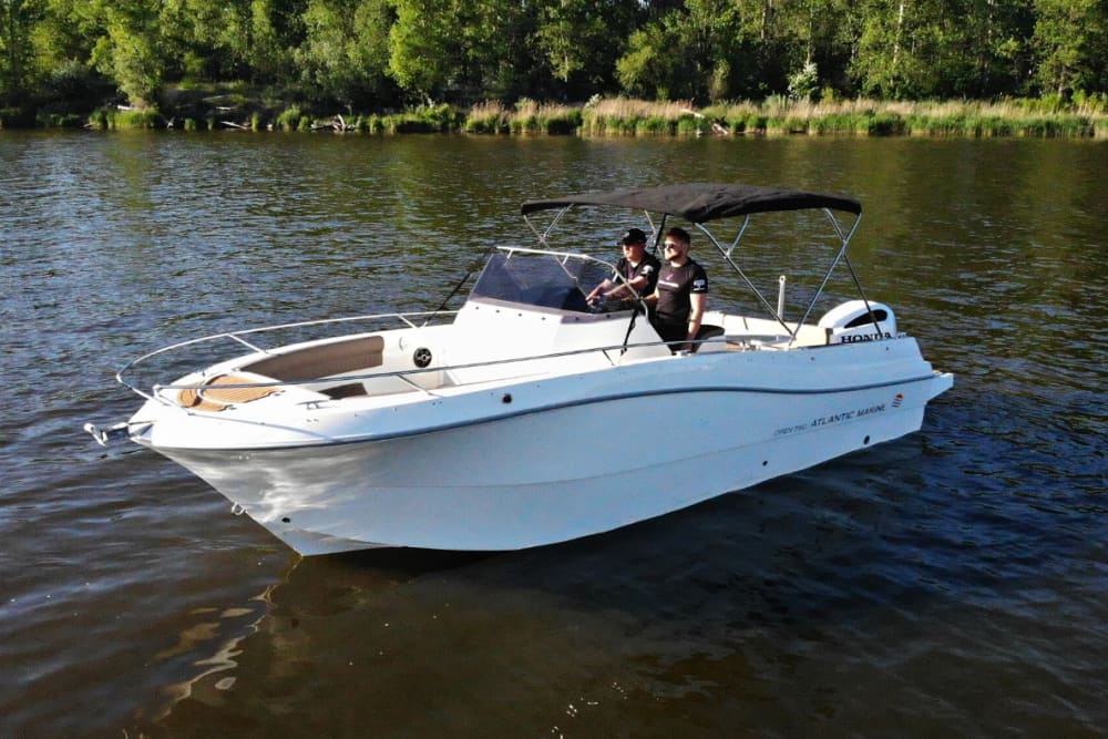 Jeden Moment genießen: Ein sonniger Tag rund um Danzig auf einem Motorboot