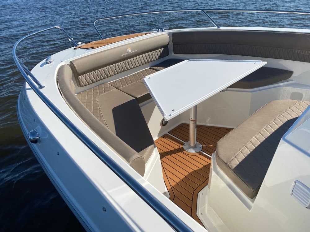 Jeden Moment genießen: Ein sonniger Tag rund um Danzig auf einem Motorboot