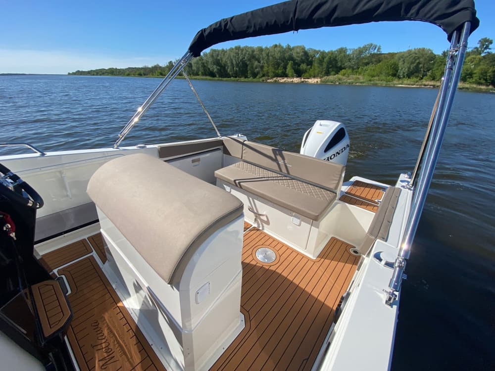 Jeden Moment genießen: Ein sonniger Tag rund um Danzig auf einem Motorboot