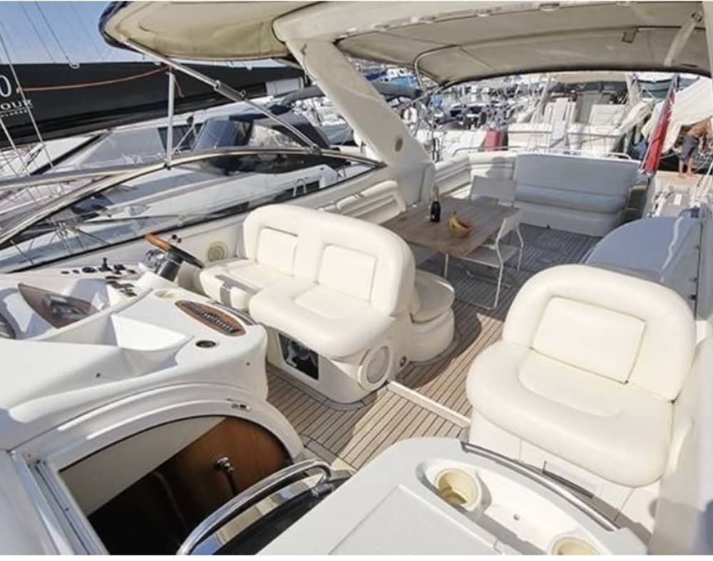 Découvrez les rivages de Saint-Tropez : une excursion d'une journée complète à bord d'un bateau à moteur