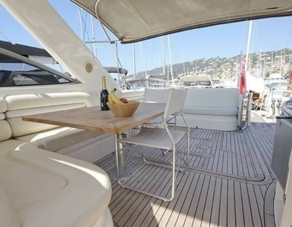 Descubre las costas de Saint-Tropez: Una excursión de un día completo a bordo de una lancha motora.