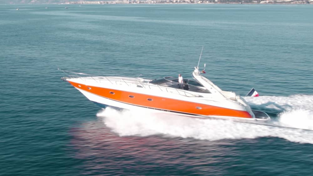 Descubre las costas de Saint-Tropez: Una excursión de un día completo a bordo de una lancha motora.