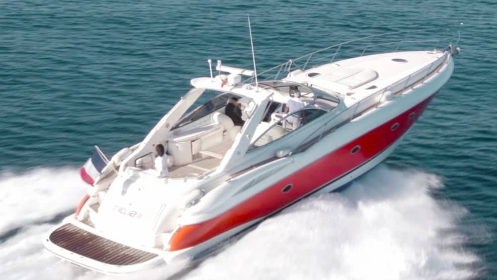 Descubre las costas de Saint-Tropez: Una excursión de un día completo a bordo de una lancha motora.