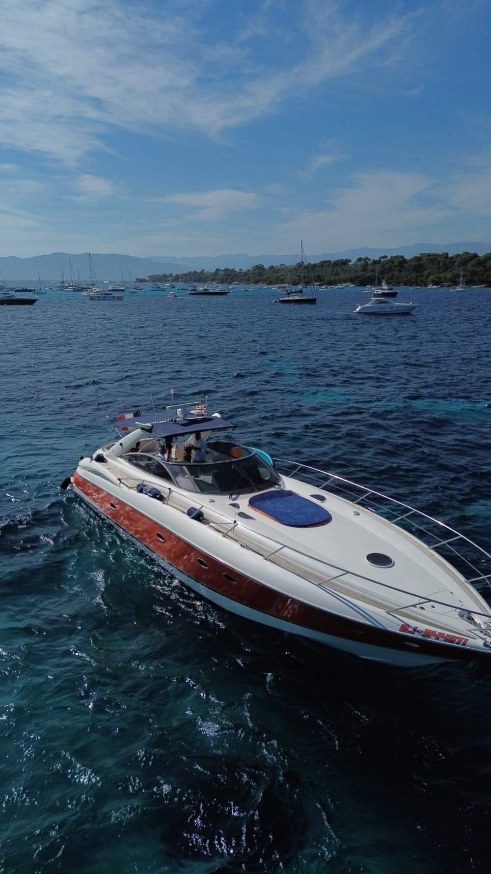 Descubre las costas de Saint-Tropez: Una excursión de un día completo a bordo de una lancha motora.