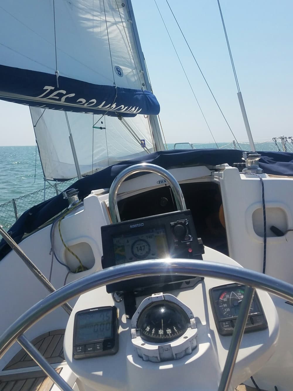 Njut av en dag till sjöss i La Rochelle på en segelbåt