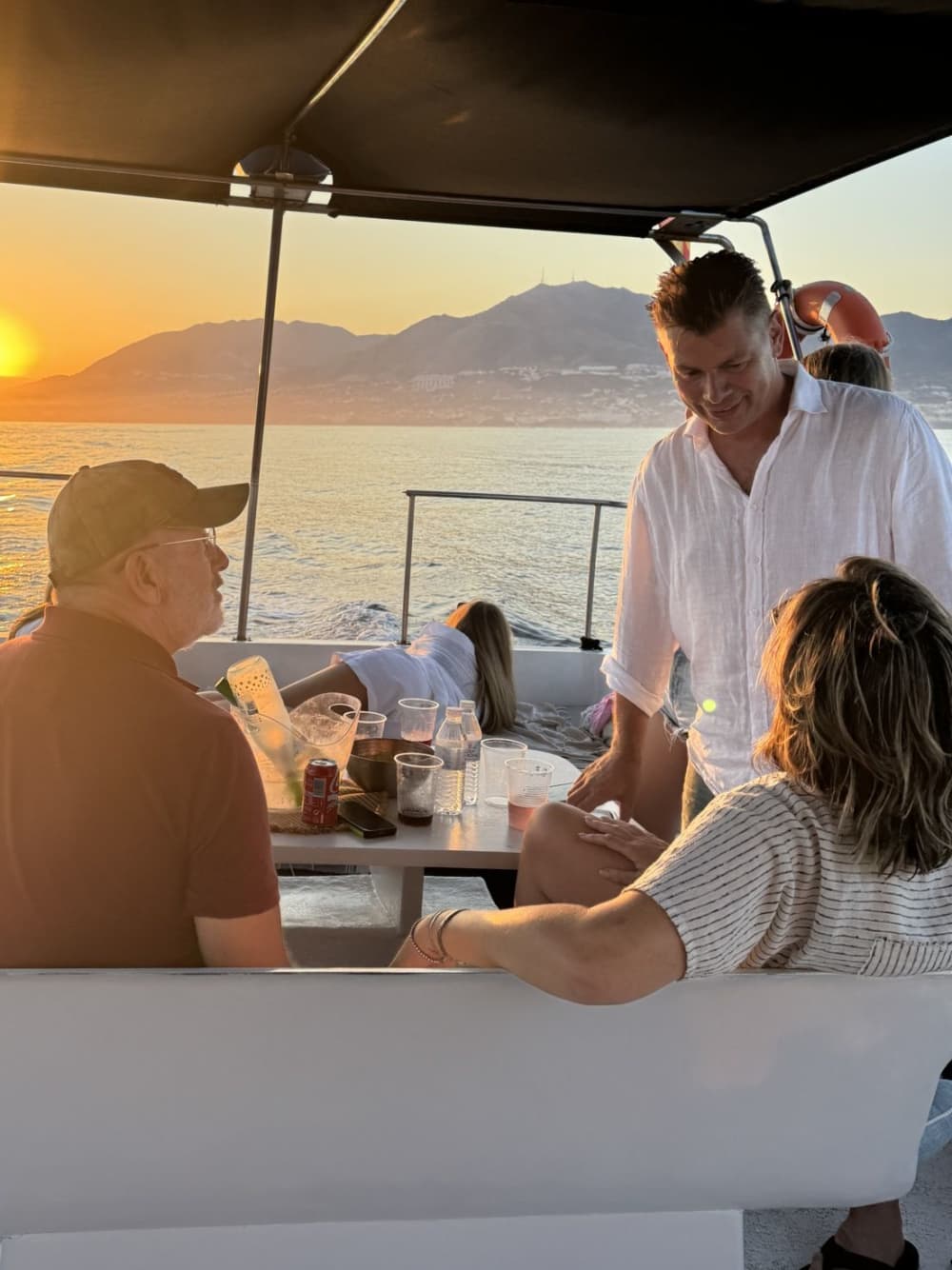 STWÓRZ SWOJĄ CHWILĘ: PRYWATNA ŁÓDŹ: NAPOJE-PŁYW WIOŚLĄ-DELFIN-SNORKEL-WĘDKOWANIE 3 GODZINY