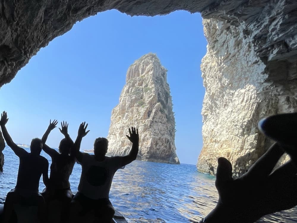 Branco, azul e divino: um dia inteiro em uma lancha.