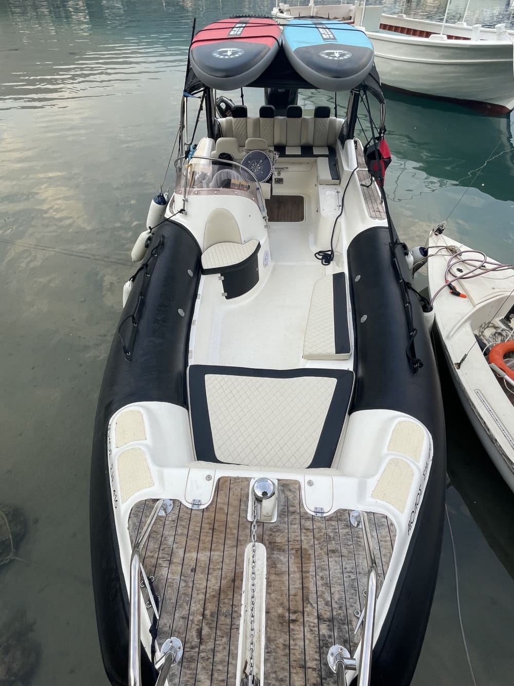 Branco, azul e divino: um dia inteiro em uma lancha.