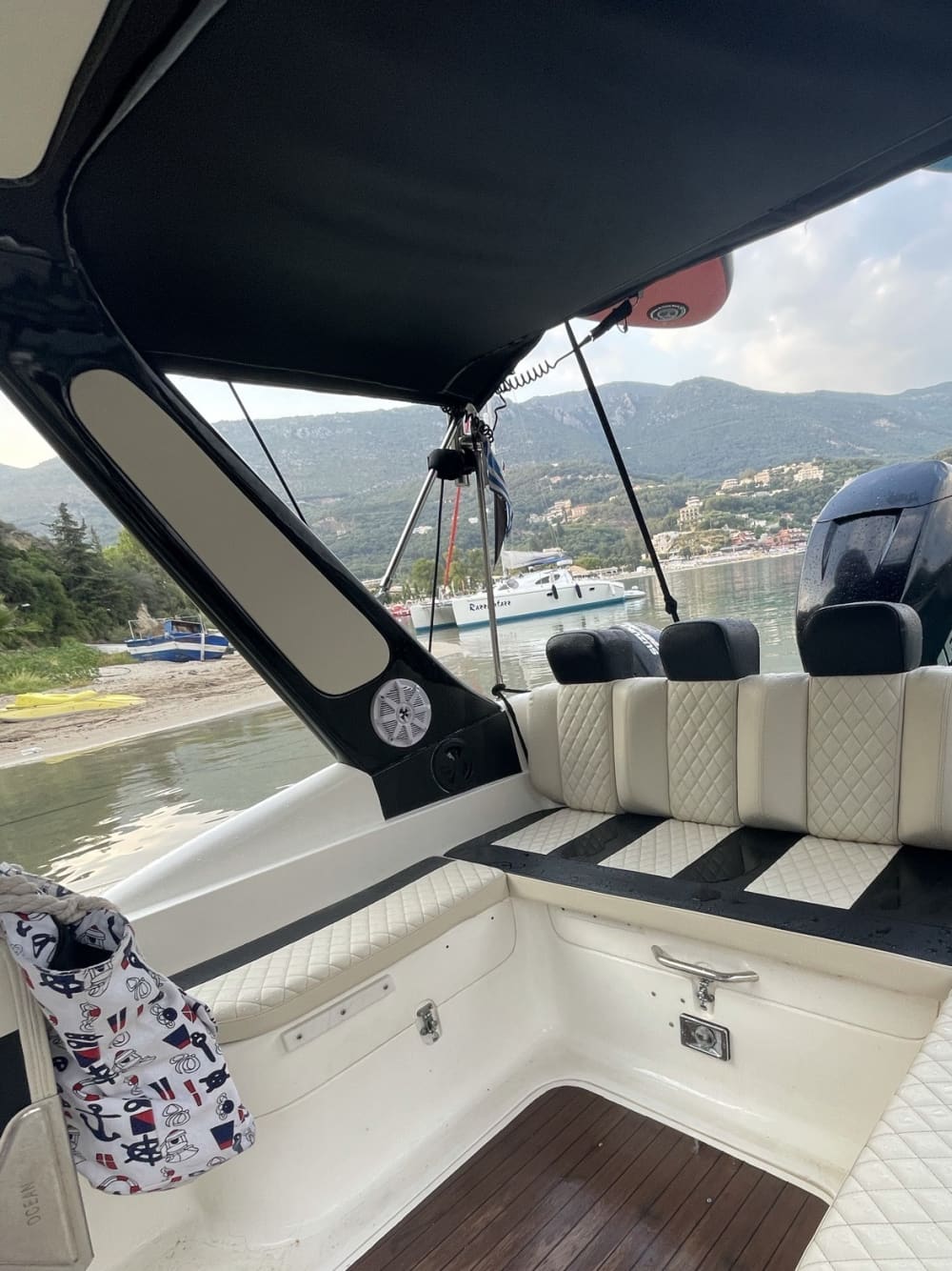 Branco, azul e divino: um dia inteiro em uma lancha.