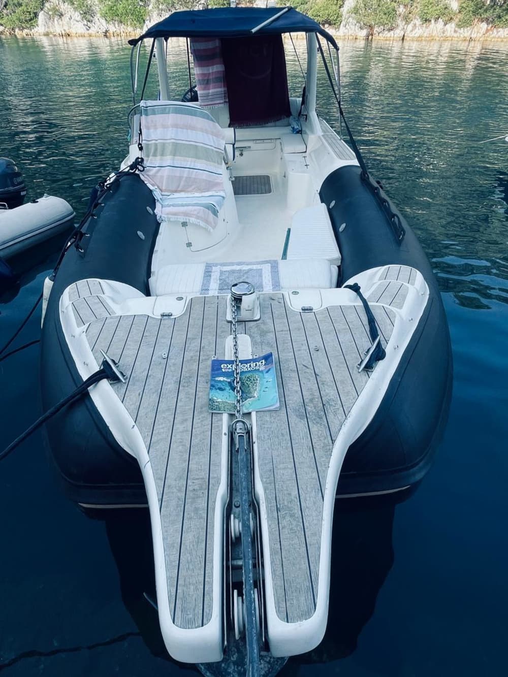 Branco, azul e divino: um dia inteiro em uma lancha.