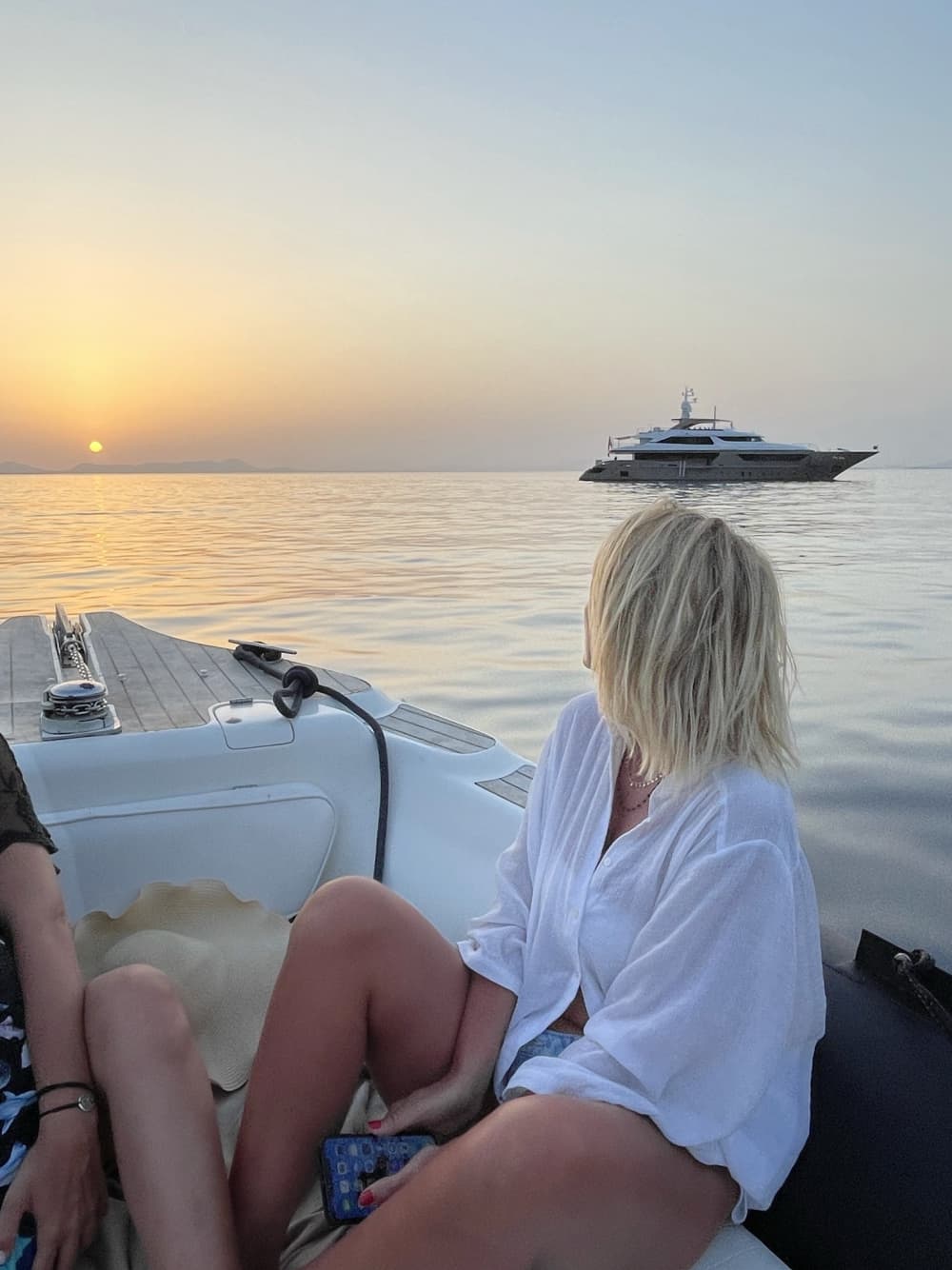 Branco, azul e divino: um dia inteiro em uma lancha.