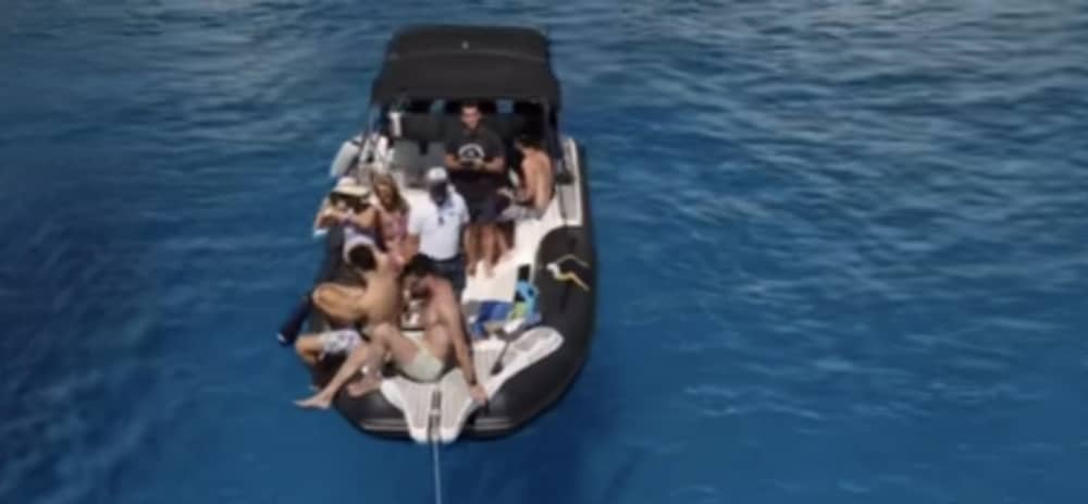 Branco, azul e divino: um dia inteiro em uma lancha.