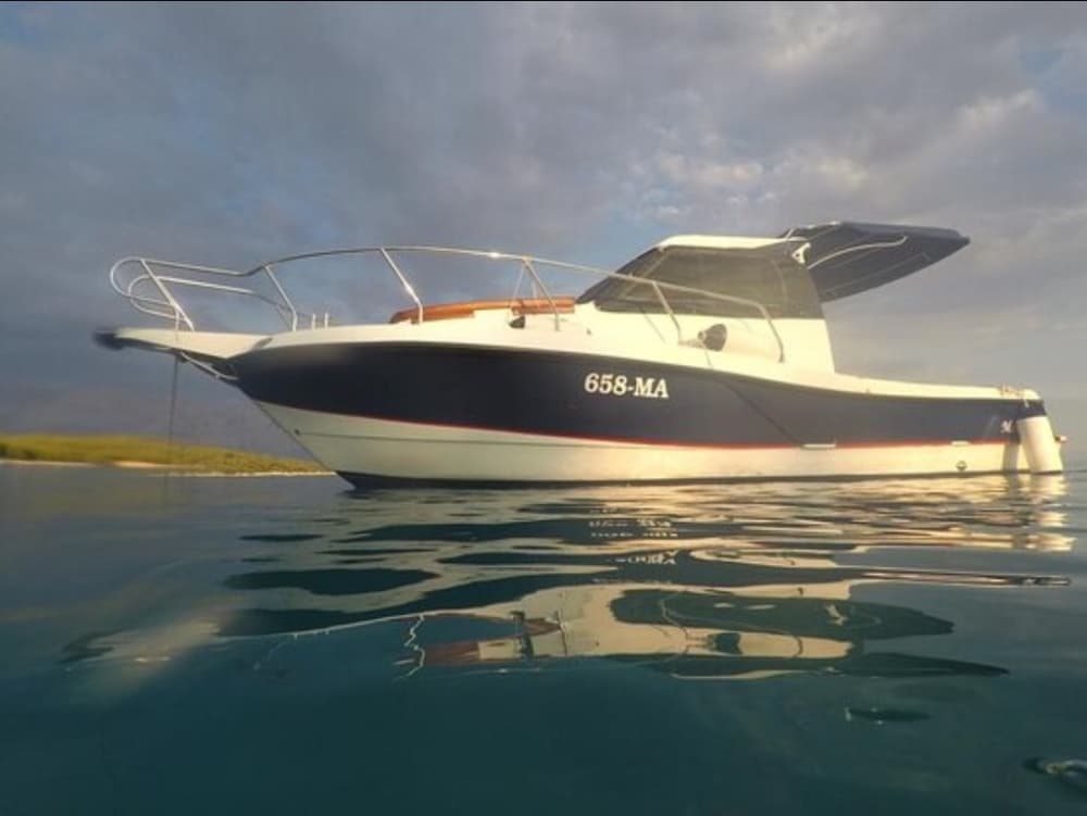One day around Makarska: Enjoy 9h of discovery on a motorboat