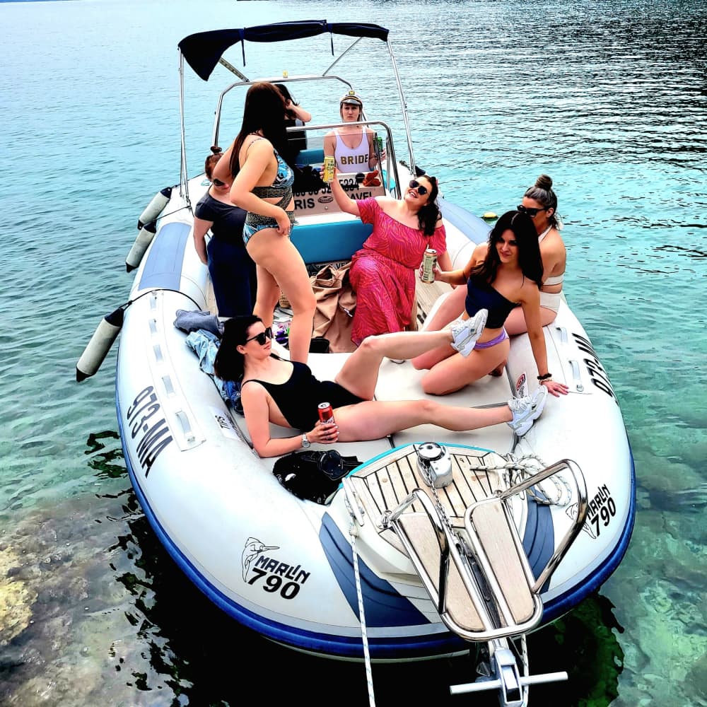 Enjoy 9h on a motorboat to explore Makarska