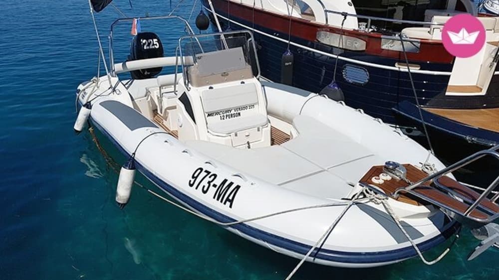 Enjoy 9h on a motorboat to explore Makarska