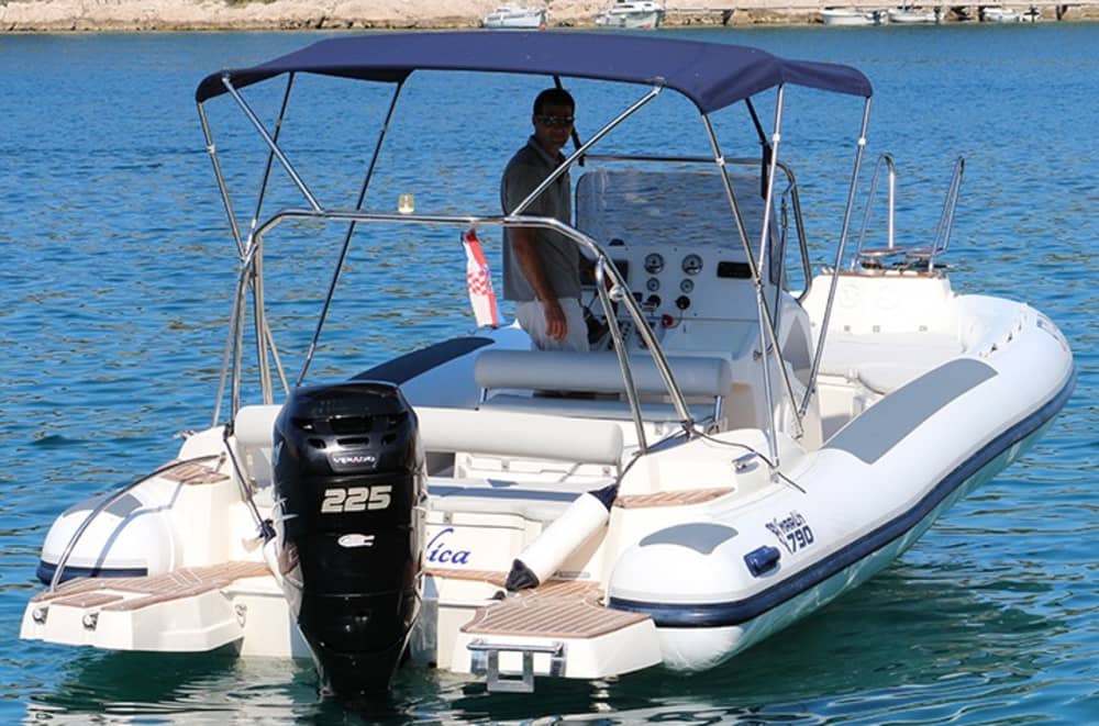 Enjoy 9h on a motorboat to explore Makarska