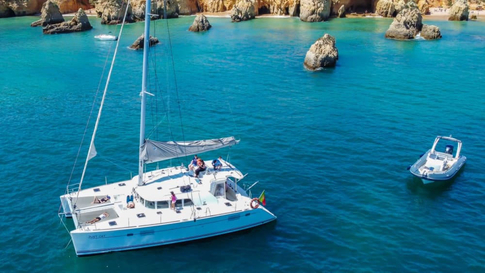 Croisière Privée en Catamaran – Journée Complète en Mer