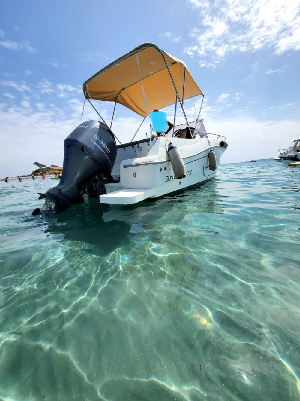 Dedica 9 horas a descubrir la magia oculta de Hyères desde las olas.