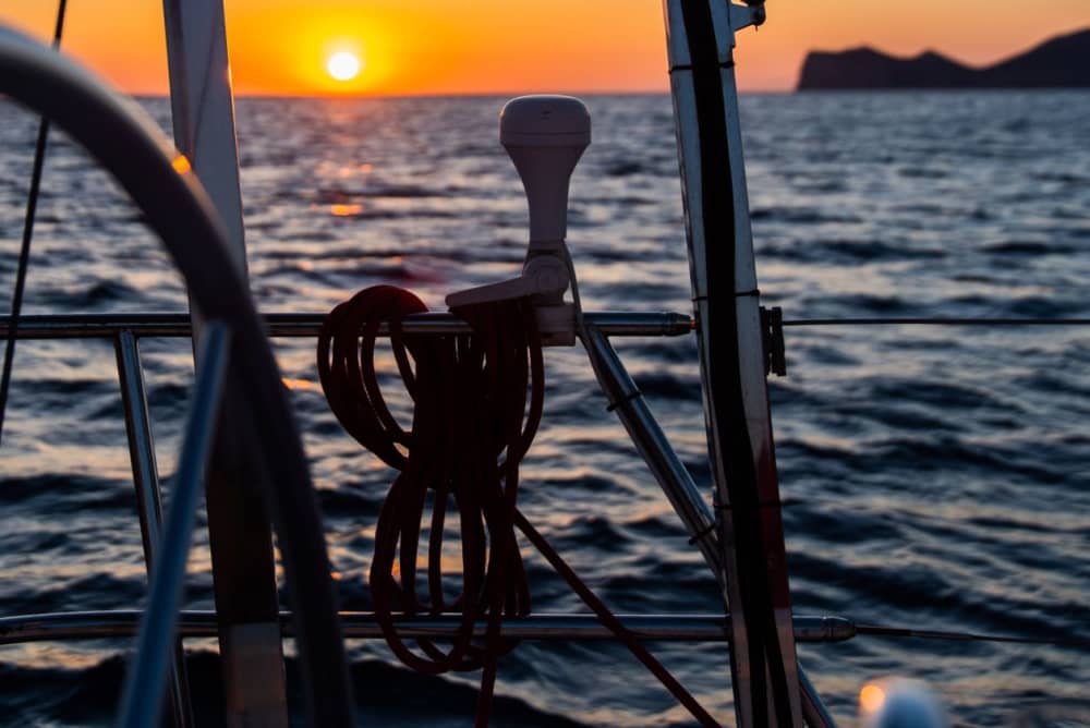 Crociera al tramonto di 6 ore: 4 spiagge e bellezze costiere