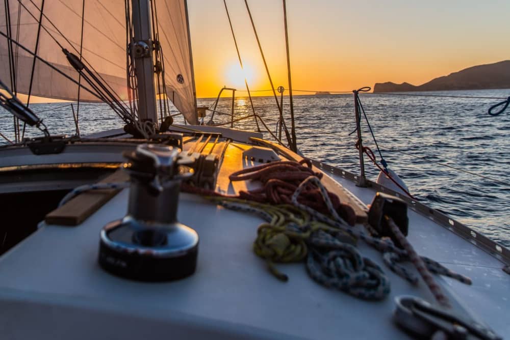 Crociera al tramonto di 6 ore: 4 spiagge e bellezze costiere