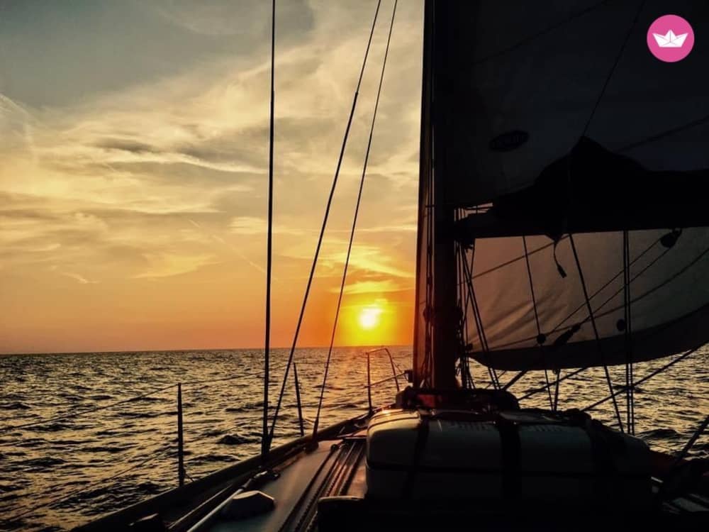 Crociera al tramonto di 6 ore: 4 spiagge e bellezze costiere