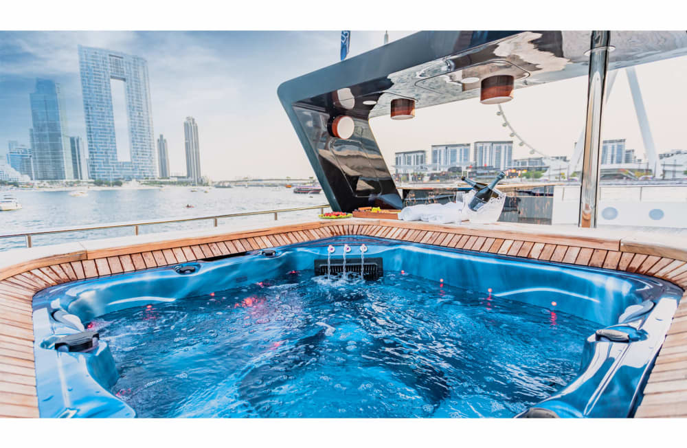 Genießen Sie eine zweistündige, stilvolle Yachtcharter mit einer Kapazität von bis zu 100 Gästen – ideal für private Veranstaltungen, Feiern und Firmenveranstaltungen. Diese Yachtcharter bietet Ihnen Komfort, Sicherheit und Eleganz und beinhaltet die exklusive Nutzung der Yacht sowie professionellen Crew-Service.