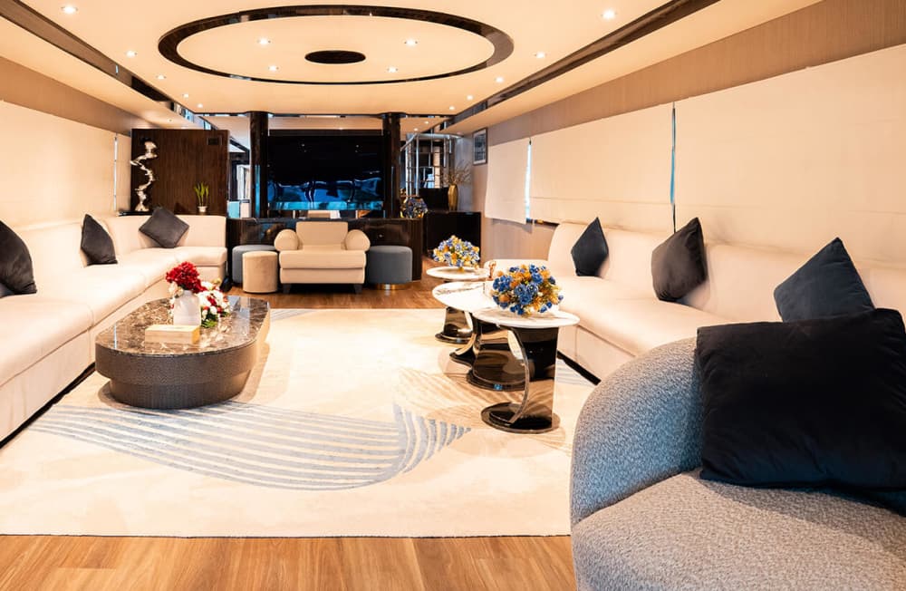 Genießen Sie eine zweistündige, stilvolle Yachtcharter mit einer Kapazität von bis zu 100 Gästen – ideal für private Veranstaltungen, Feiern und Firmenveranstaltungen. Diese Yachtcharter bietet Ihnen Komfort, Sicherheit und Eleganz und beinhaltet die exklusive Nutzung der Yacht sowie professionellen Crew-Service.