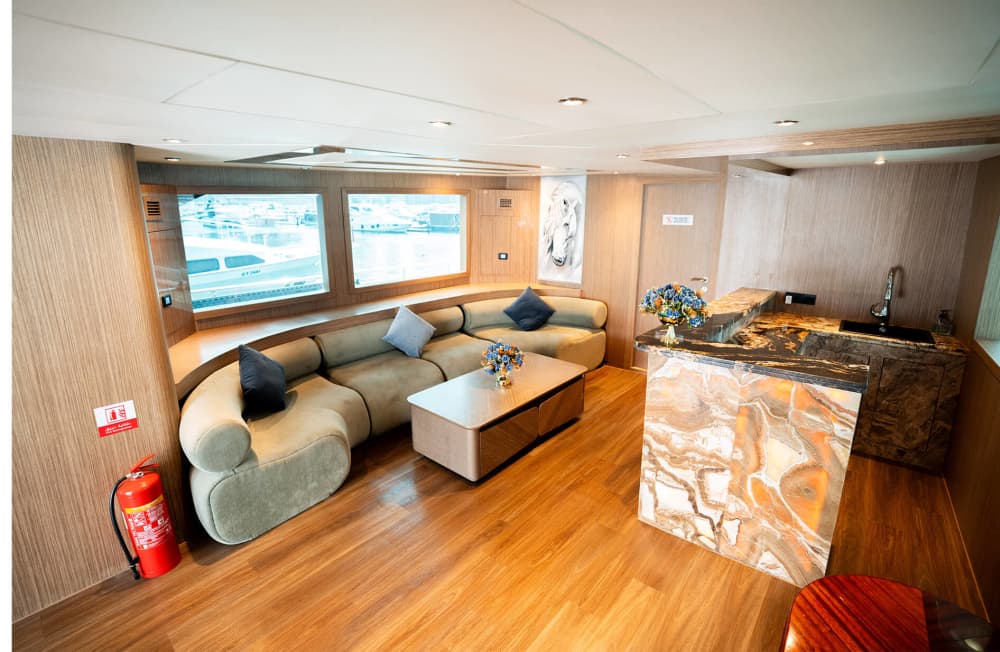 Genießen Sie eine zweistündige, stilvolle Yachtcharter mit einer Kapazität von bis zu 100 Gästen – ideal für private Veranstaltungen, Feiern und Firmenveranstaltungen. Diese Yachtcharter bietet Ihnen Komfort, Sicherheit und Eleganz und beinhaltet die exklusive Nutzung der Yacht sowie professionellen Crew-Service.