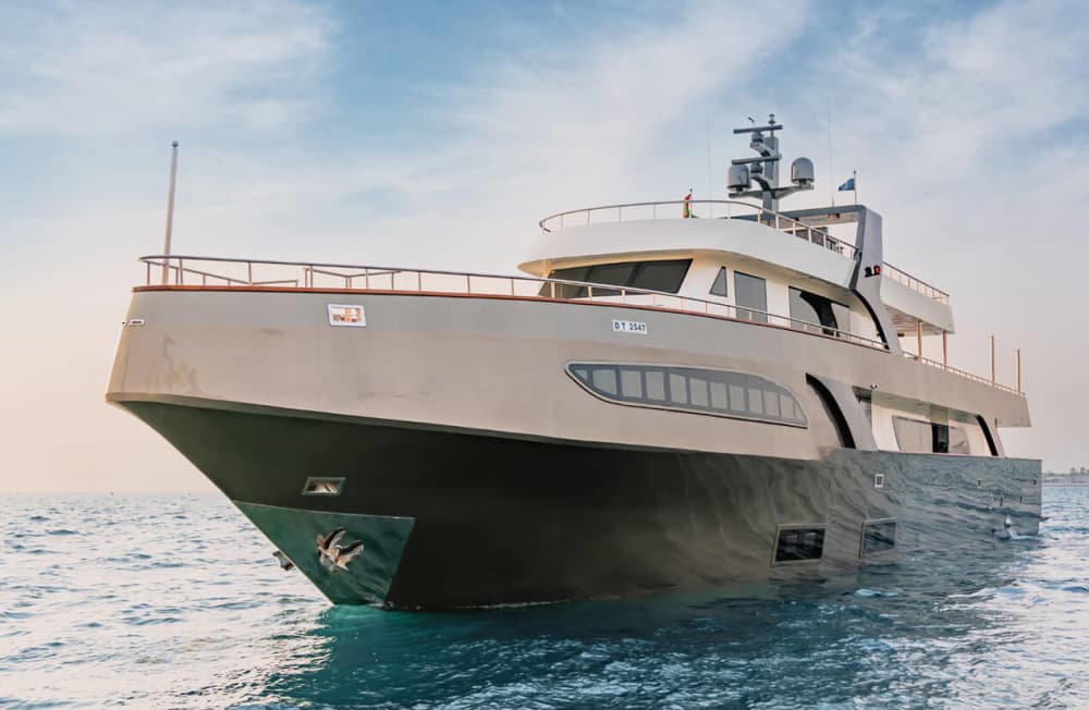 Genießen Sie eine zweistündige, stilvolle Yachtcharter mit einer Kapazität von bis zu 100 Gästen – ideal für private Veranstaltungen, Feiern und Firmenveranstaltungen. Diese Yachtcharter bietet Ihnen Komfort, Sicherheit und Eleganz und beinhaltet die exklusive Nutzung der Yacht sowie professionellen Crew-Service.