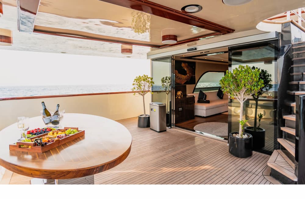 Genießen Sie eine zweistündige, stilvolle Yachtcharter mit einer Kapazität von bis zu 100 Gästen – ideal für private Veranstaltungen, Feiern und Firmenveranstaltungen. Diese Yachtcharter bietet Ihnen Komfort, Sicherheit und Eleganz und beinhaltet die exklusive Nutzung der Yacht sowie professionellen Crew-Service.