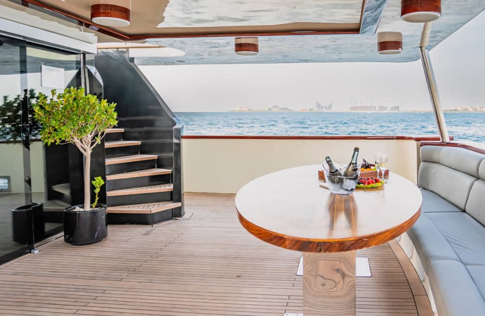 Genießen Sie eine zweistündige, stilvolle Yachtcharter mit einer Kapazität von bis zu 100 Gästen – ideal für private Veranstaltungen, Feiern und Firmenveranstaltungen. Diese Yachtcharter bietet Ihnen Komfort, Sicherheit und Eleganz und beinhaltet die exklusive Nutzung der Yacht sowie professionellen Crew-Service.