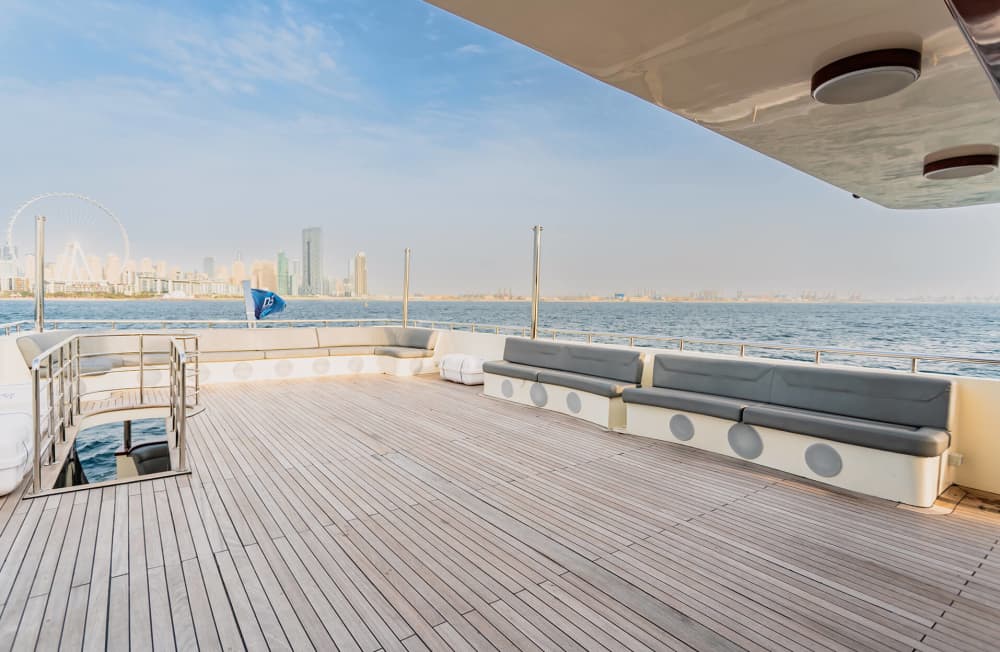 Genießen Sie eine zweistündige, stilvolle Yachtcharter mit einer Kapazität von bis zu 100 Gästen – ideal für private Veranstaltungen, Feiern und Firmenveranstaltungen. Diese Yachtcharter bietet Ihnen Komfort, Sicherheit und Eleganz und beinhaltet die exklusive Nutzung der Yacht sowie professionellen Crew-Service.