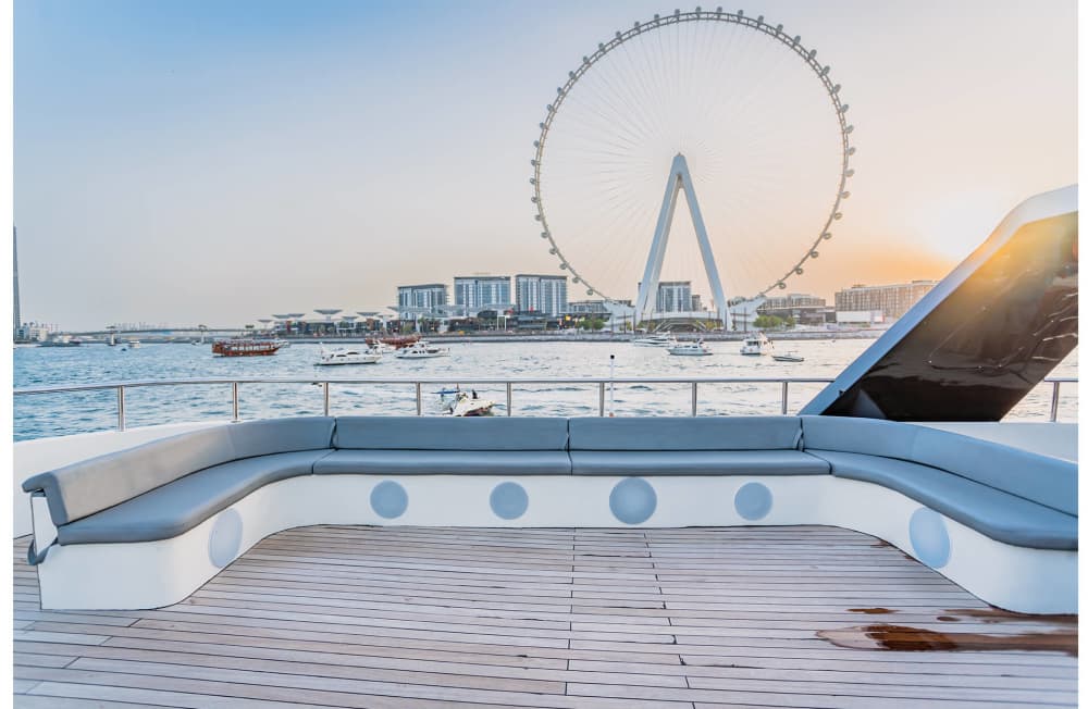 Genießen Sie eine zweistündige, stilvolle Yachtcharter mit einer Kapazität von bis zu 100 Gästen – ideal für private Veranstaltungen, Feiern und Firmenveranstaltungen. Diese Yachtcharter bietet Ihnen Komfort, Sicherheit und Eleganz und beinhaltet die exklusive Nutzung der Yacht sowie professionellen Crew-Service.