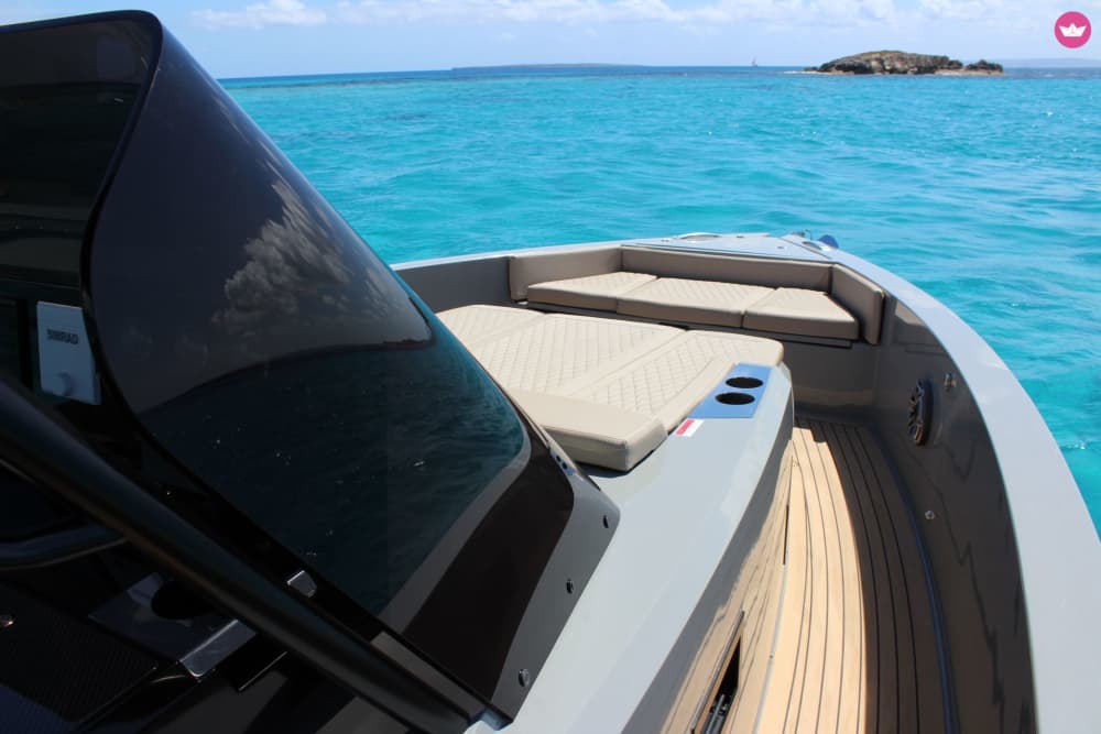 Descubre el lado salvaje de Formentera en una increíble lancha motora - 8 h