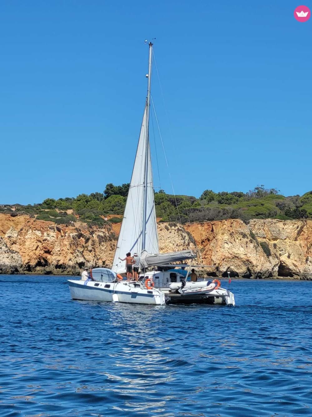 Paseo en catamarán al atardecer por la costa de Ferragudo