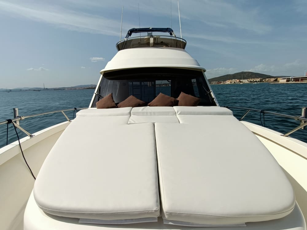 Entdecken Sie La Línea de la Concepción bei einem ganztägigen Ausflug mit dem Motorboot