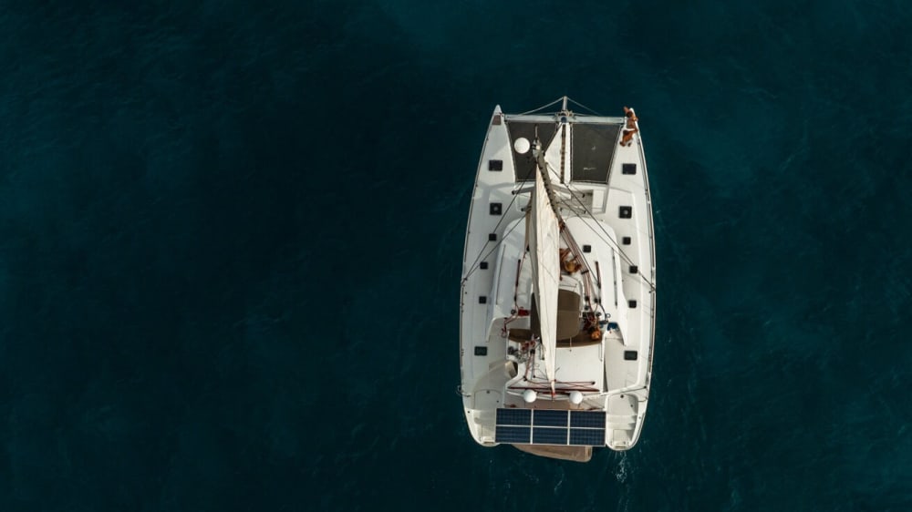 Disfruta de un día en el mar en Corralejo a bordo de un catamarán.