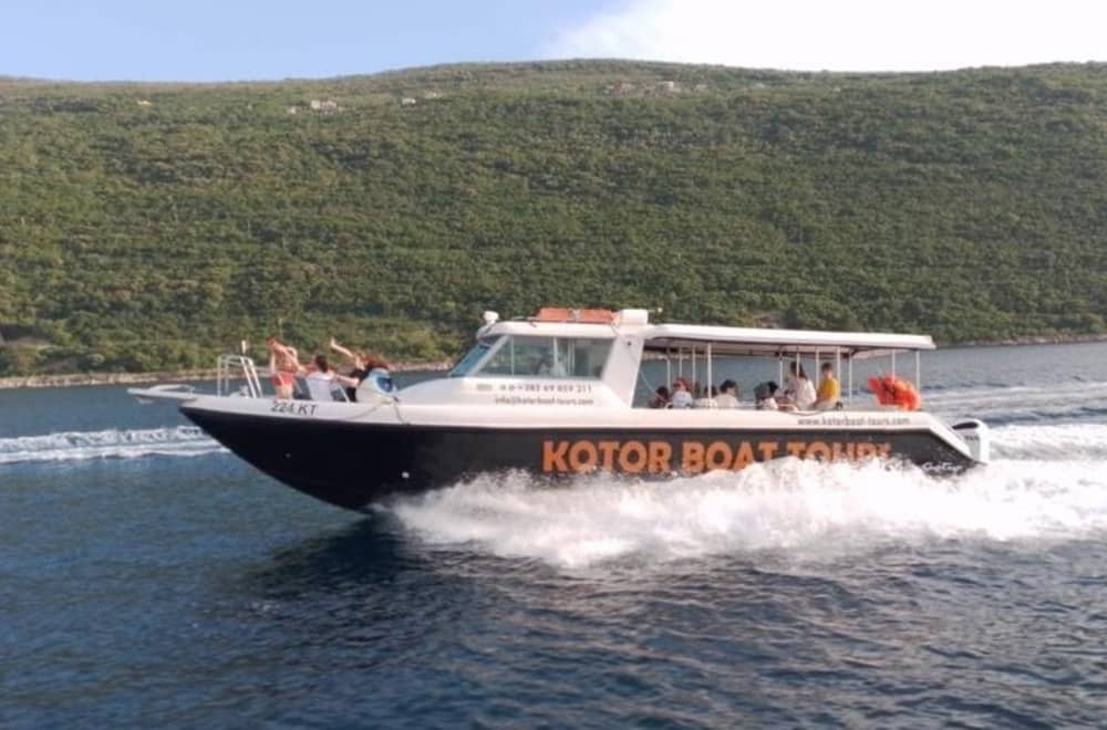 Experimentează Kotor ca niciodată până acum pe o barcă cu motor