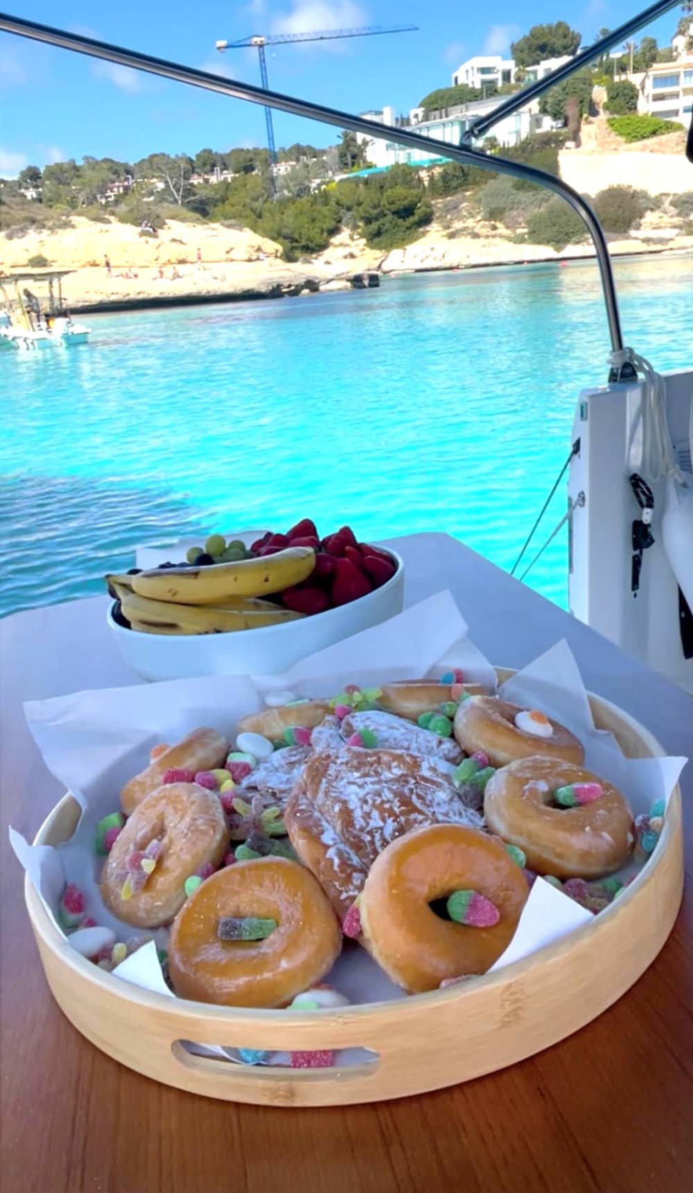 ALL-INCLUSIVE (benzine + schipper) 4 uur | Privéboot huren voor een halve dag: bezoek de mooiste baaien in de baai van Palma en omgeving.