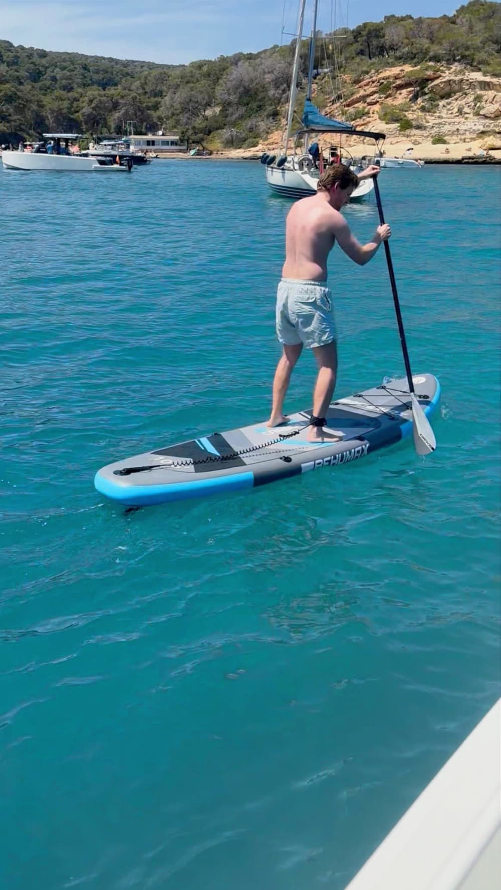 ALL INCLUSIVE (gasoline + skipper) 4h | Private half-day boat rental: visit the best coves in the Bay of Palma and surrounding areas.